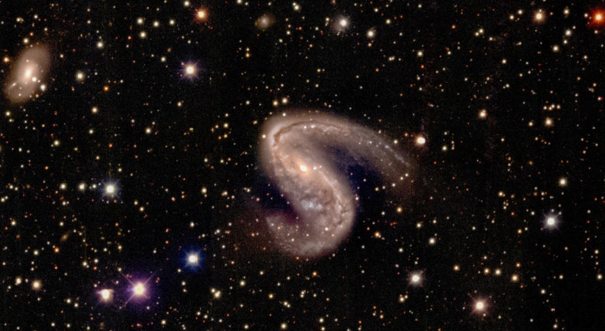 나선은하 NGC2442의 모습. KS4의 높은 해상도 덕분에 비대칭적으로 휘어진 나선팔구조와 성간 기체 암흑대 분포의 모습을 확인할 수 있다. 사진=천문연 제공