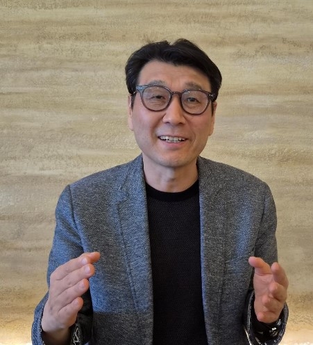 문병준 전 사우디 대사대리가 30일 서울 을지로의 한 카페에서 진행한 인터뷰에서 중동전쟁에 대한 대응전략에 관해 설명하고 있다.고광본 선임기자
