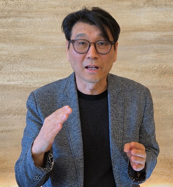 문병준 전 사우디 대사대리가 30일 서울 을지로의 한 카페에서 진행한 인터뷰에서 중동전쟁에 대한 대응전략에 관해 설명하고 있다.고광본 선임기자