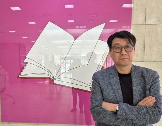 문병준 전 사우디 대사대리가 최근 펴낸‘중동을 다시 읽다’라는 책을 설명한 뒤 서울 을지로의 한 빌딩 앞에서 기념촬영을 하고 있다.고광본 선임기자