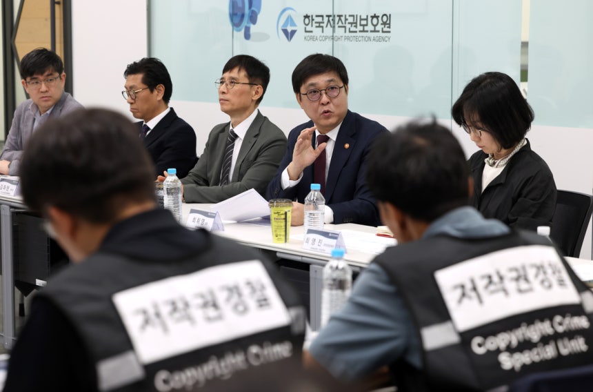 최휘영 문체부 장관이 11일 한국저작권보호원에서 ‘긴급차단’ 제도 시행 준비상황을 최종 점검하고 있다. 사진 제공=문체부