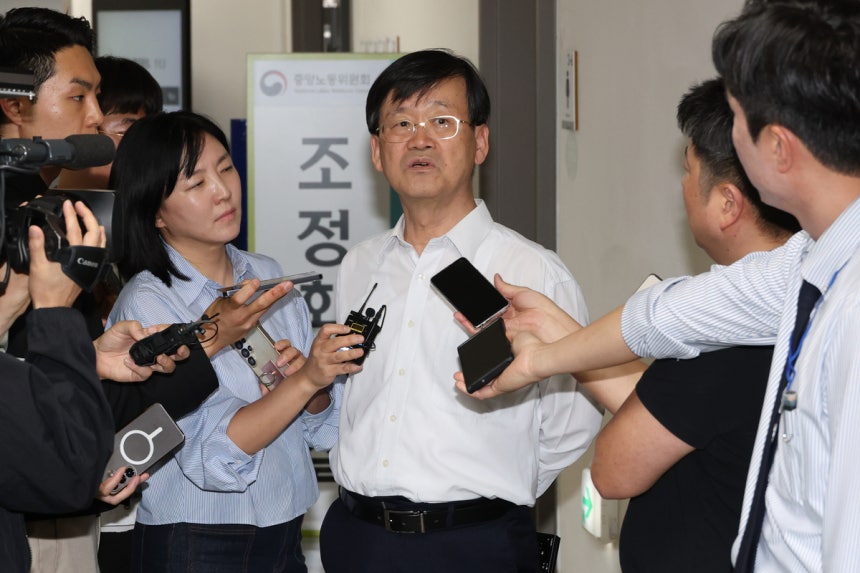 황기돈 중앙노동위원회 준상근조정위원이 11일 정부세종청사 중앙노동위원회 제1조정회의실에서 열린 삼성전자 사후조정회의 도중 잠시 나왔다가 취재진의 질문에 답하고 있다. 연합뉴스