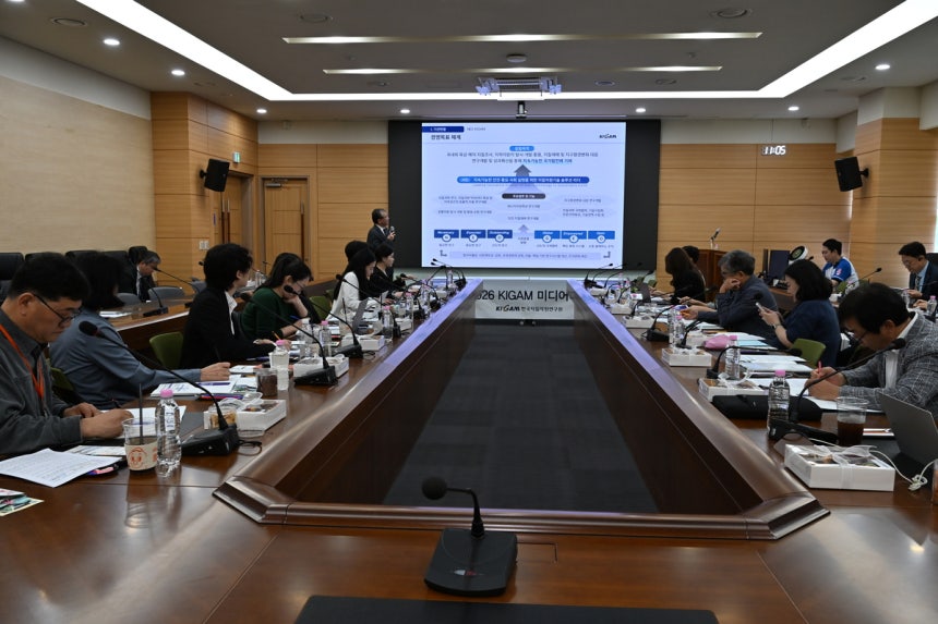 12일 권이균 한국지질자원연구원장이 12일 대전 본원에서 열린 ‘2026 KIGAM 미디어데이’에서 지질연 소개를 하고 있다. 사진=지질자원연 제공