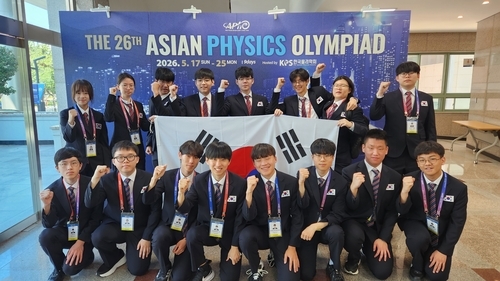 제26회 아시아물리올림피아드에 참가한 한국대표단 학생들이 기념 촬영을 하고 있다.사진 제공=과학기술정보통신부