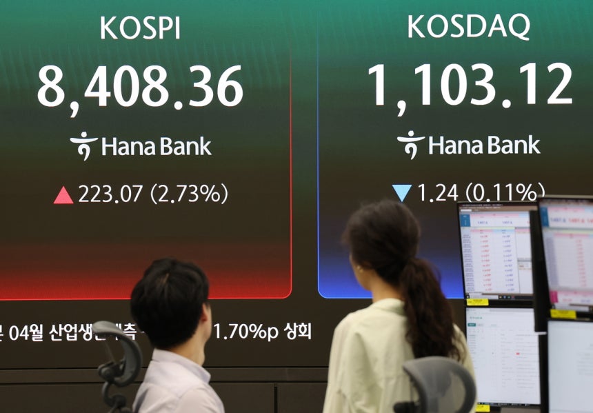 29일 서울 중구 하나은행 본점 딜링룸에서 직원들이 업무를 보고 있다. 연합뉴스