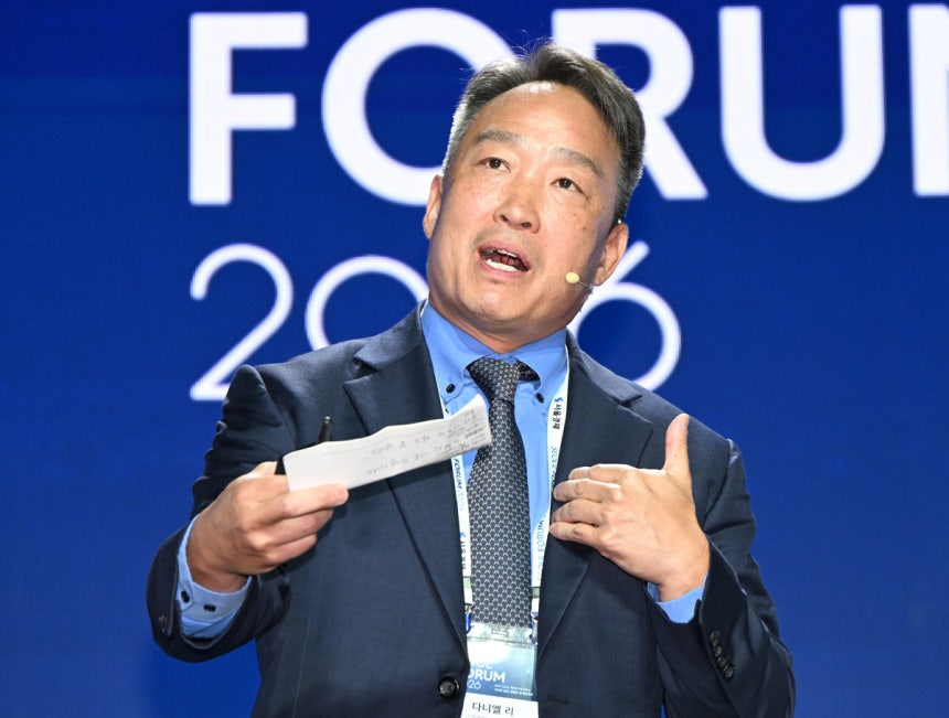 다니엘 리 코넬대 공과대학 교수가 28일 서울 중구 신라호텔에서 열린 서울포럼2026‘세션1 산업의 재설계 : 로보틱스가 주도하는 물리적 혁명’에서 강연을 하고 있다.성형주 기자