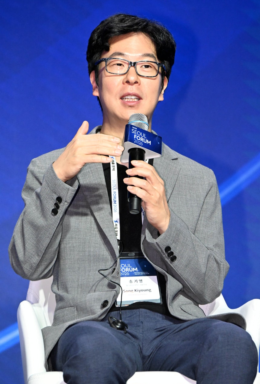 28일 서울 중구 신라호텔에서 열린 서울포럼2026‘세션1 산업의 재설계 : 로보틱스가 주도하는 물리적 혁명’에서송기영 홀리데이로보틱스 대표가 발언하고 있다.성형주 기자