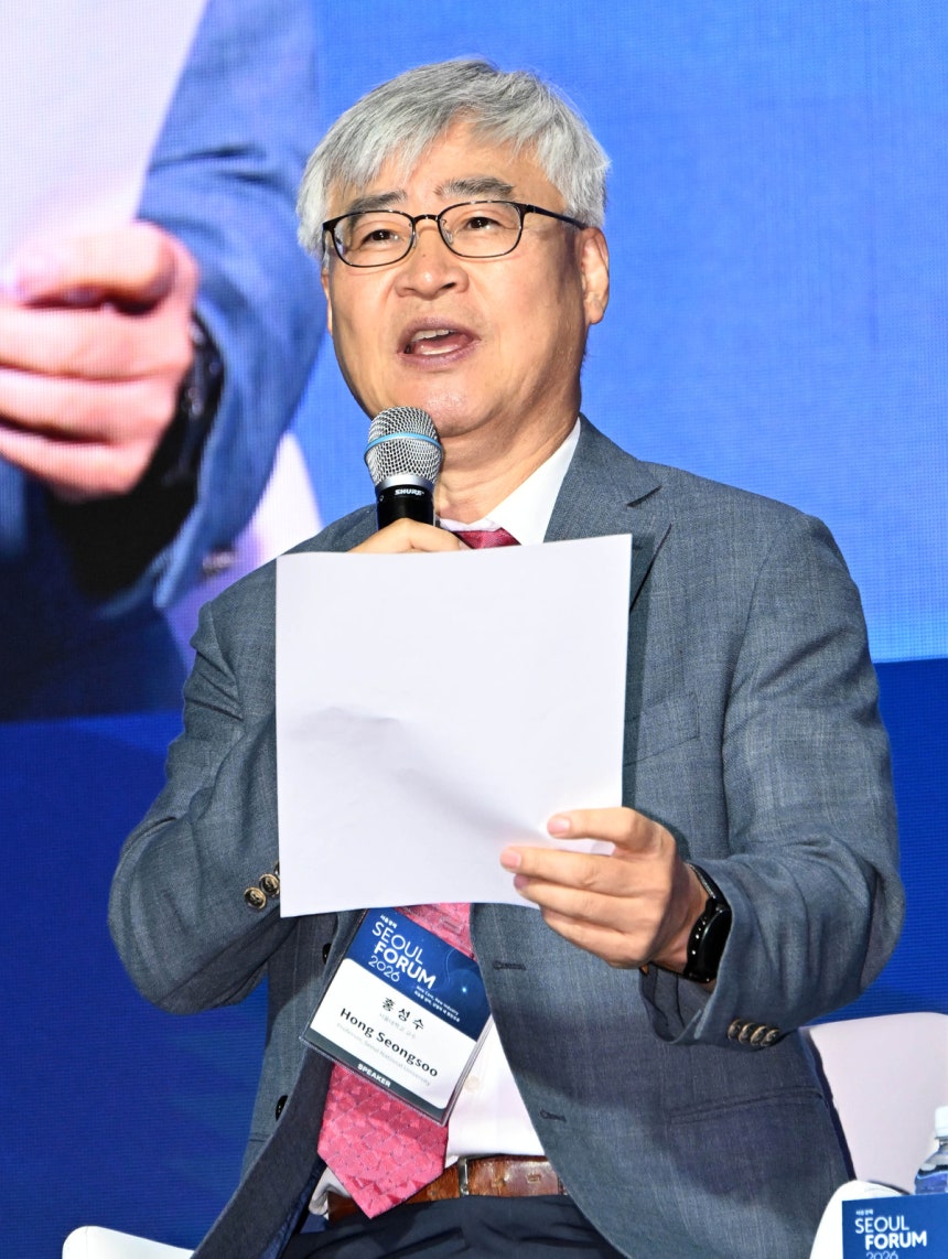 28일 서울 중구 신라호텔에서 열린 서울포럼2026‘세션1 산업의 재설계 : 로보틱스가 주도하는 물리적 혁명’에서 홍성수 서울대 교수가 발언하고 있다.성형주 기자