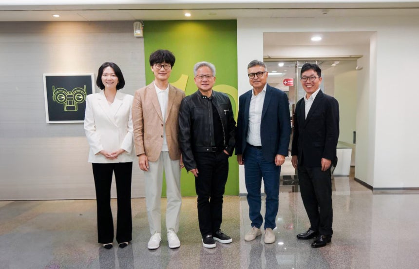 지난해 5월 대만 엔비디아 오피스에서 최수연(왼쪽부터) 네이버 대표, 이해진 네이버 이사회 의장, 젠슨 황 엔비디아 CEO, 제이 퓨리 엔비디아 총괄 부사장, 김유원 네이버클라우드 대표가 기념 촬영을 하고 있다. 사