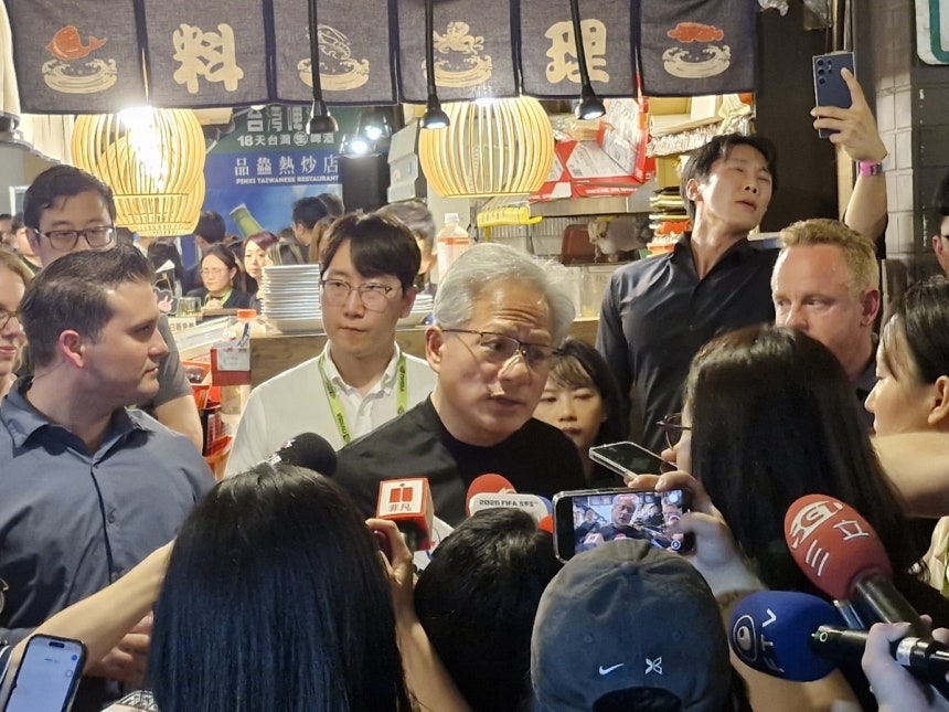 젠슨 황 엔비디아 최고경영자(CEO)가 1일 오후 대만 타이베이 시내 해산물 식당에서 열린‘코리아 파트너스 나잇’에서 취재진 질문에 답하고 있다.공동취재단
