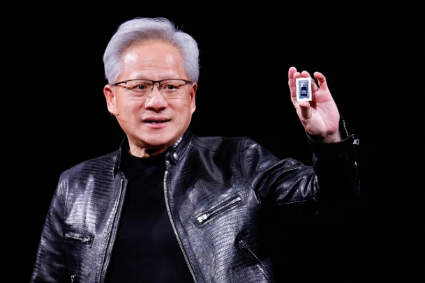 젠슨 황 엔비디아 최고경영자(CEO)가 1일(현지시간) 대만 타이베이 뮤직센터에서 열린‘GTC 타이베이’기조연설에서 AI용 PC용 칩 N1X를 선보이고 있다.연합뉴스