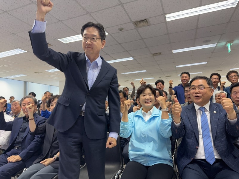 6.3 지방선거 <b>경남도지사</b> 출구조사 결과에 김경수 연호…박완수 제치고...