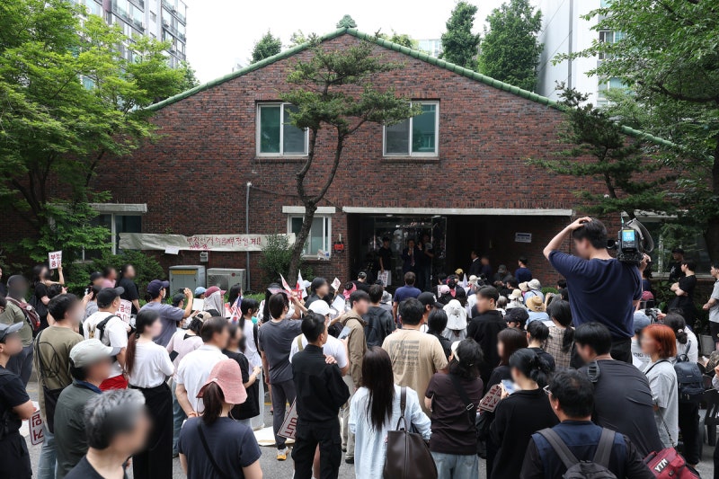 [속보] 경찰, <b>잠실</b><b>투표소</b> 시위대 해산 조치 시작…물리적 충돌 발생