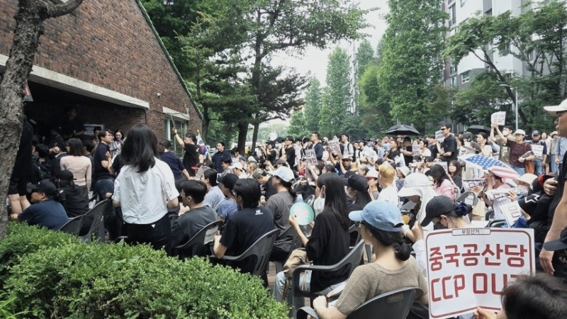 [속보] 경찰, <b>잠실 투표소</b>에 기동대 투입…시위대와 <b>물리적 충돌</b>