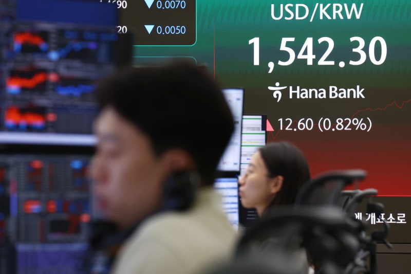 공항 환전 1달러에 1600원 돌파, 원화 가치 추락에 비상 걸렸다