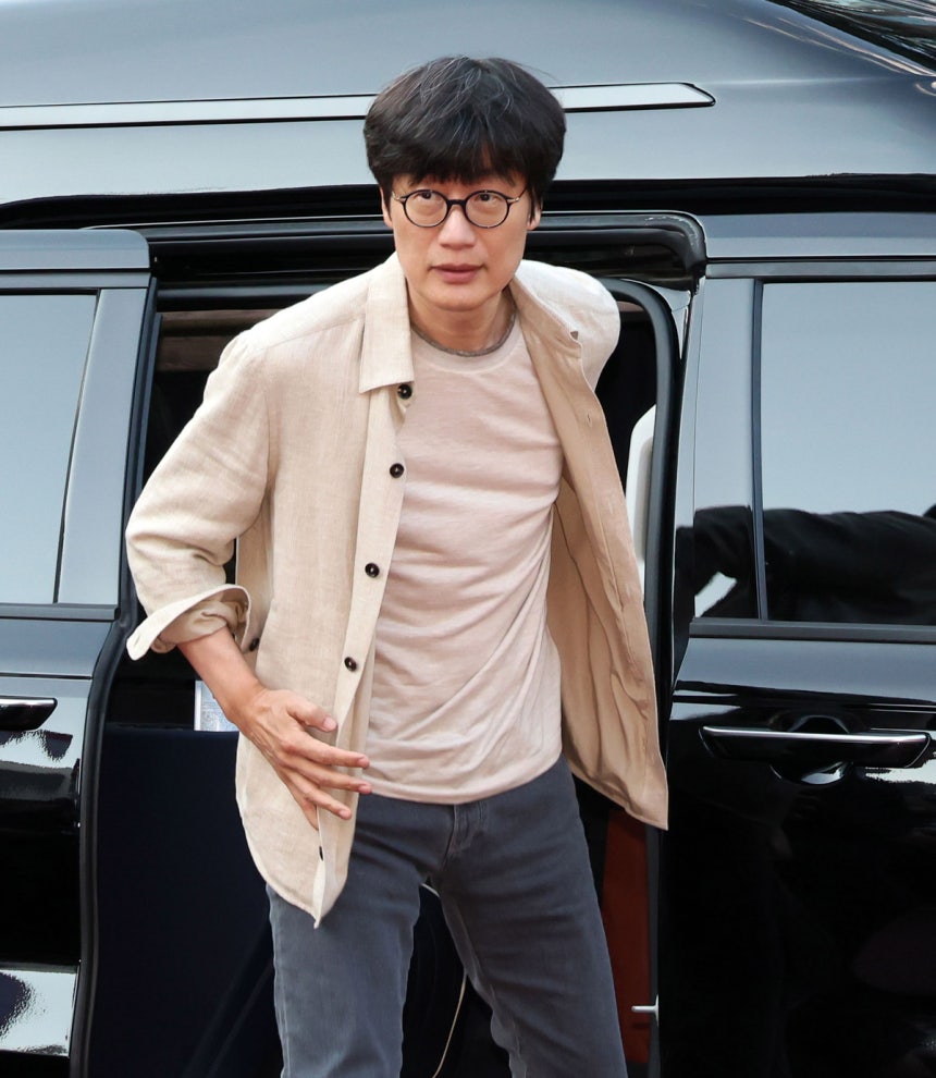 이해진 네이버 의장이 5일 젠슨 황 엔비디아 최고경영자(CEO)와 최태원 SK그룹 회장, 구광모 LG그룹 회장과 삼겹살 회동을 하기 위해 서울 마포구 홍대 인근 고깃집 ‘형님 저요’에 들어가고 있다. 오승현 기자