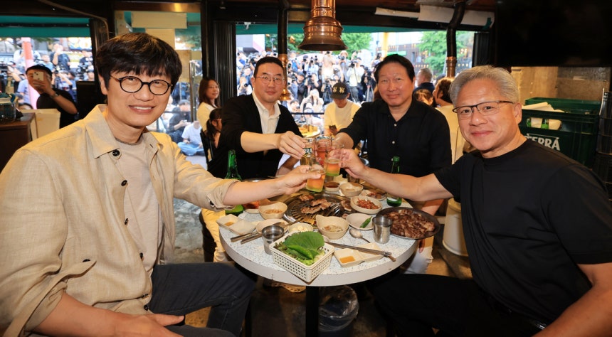 젠슨 황 엔비디아 최고경영자(CEO)가 5일 서울 마포구 홍대 인근 고깃집 ‘형님 저요’에서 최태원 SK그룹 회장, 구광모 LG그룹 회장, 이해진 네이버 의장과 삼겹살 회동을 하고 있다. 오승현 기자