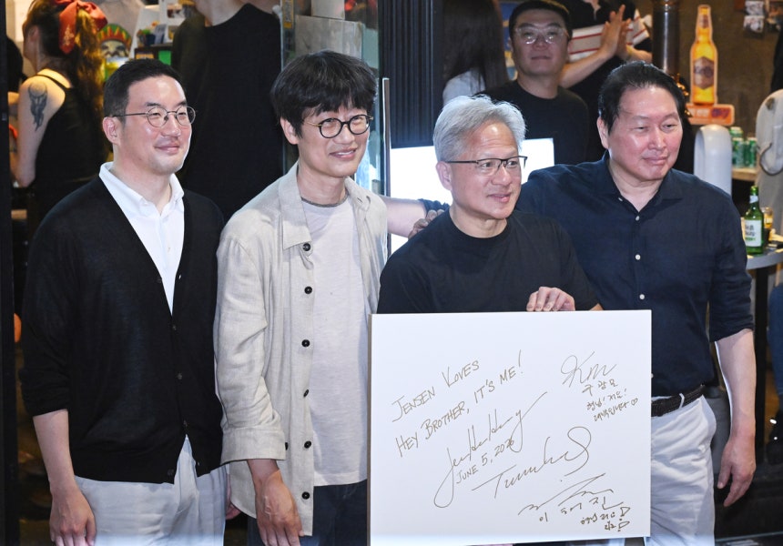 구광모(왼쪽부터) LG그룹 회장과 이해진 네이버 의장, 젠슨 황 엔비디아 최고경영자(CEO), 최태원 SK그룹 회장이 5일 서울 마포구 홍대 인근 음식점 ‘형님 저요’에서 삼소(삼겹살·소주) 회동을 마친 뒤 각자 서
