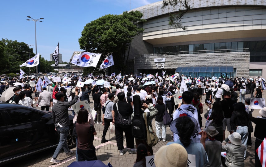 (서울=뉴스1) 구윤성 기자 = 6·3 지방선거 투표용지 부족 사태에 반발한 시민들이 6일 서울 송파구 올림픽공원 핸드볼경기장 개표소 앞에 모여 재선거를 요구하는 구호를 외치고 있다.2026.6.6/뉴스1