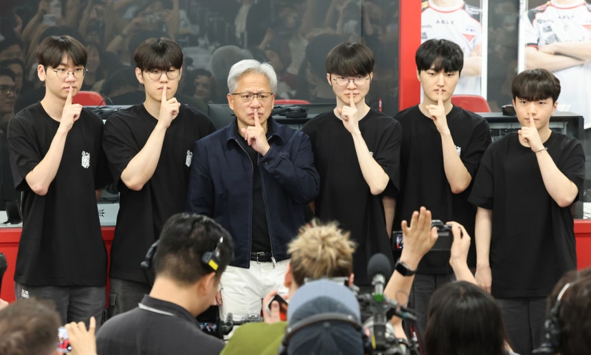 젠슨 황(왼쪽에서 세 번째) 엔비디아 CEO가 5일 서울 마포구 T1 베이스 캠프에 방문해 e스포츠 구단 T1 선수들과 만났다. 조태형 기자