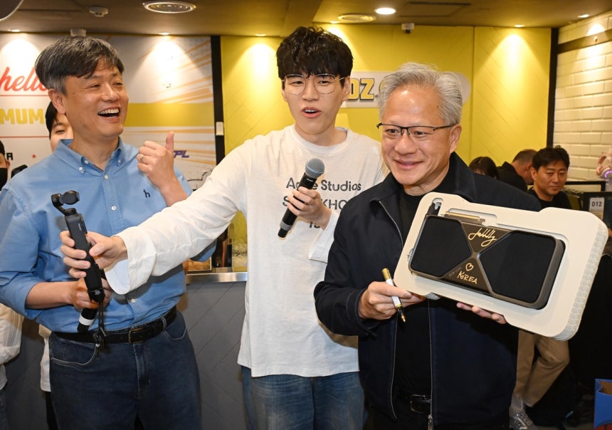 젠슨 황(오른쪽) 엔비디아 CEO가 7일 서울 강남구의 한 PC방에 방문해 장병규(왼쪽) 크래프톤 의장을 만난 후 PC방 방문객에게 선물할 미출시 그래픽카드 ‘지포스 RTX 5090’에 사인하고 있다. 조태형 기자