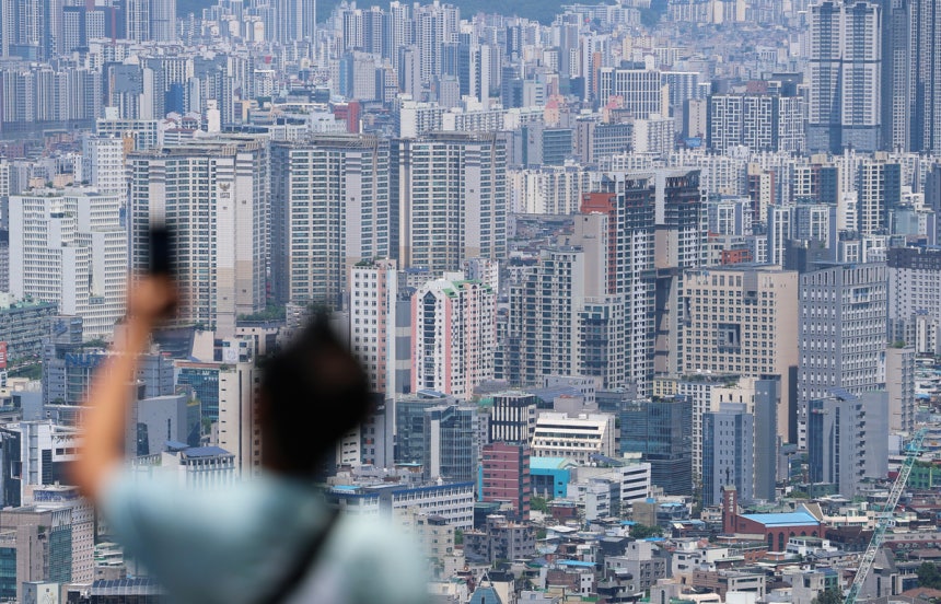남산에서 바라본 서울 아파트 전경. 뉴스1