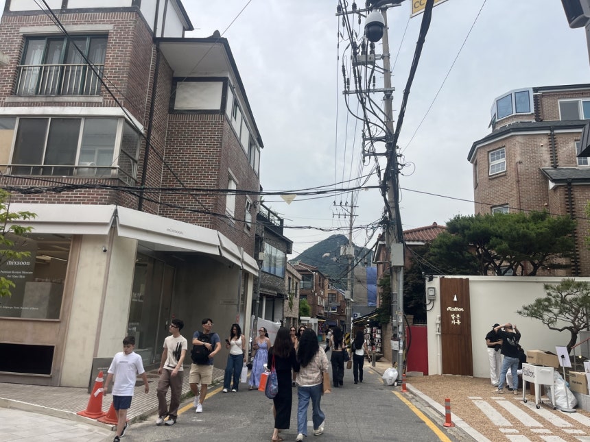 5일 서울 종로구 북촌로5가길에 새로 들어선 골프웨어 브랜드 말본의 첫 단독 플래그십 스토어인 ‘말본 가옥’ 앞을 외국인 관광객이 지나가고 있다. 정혜진기자