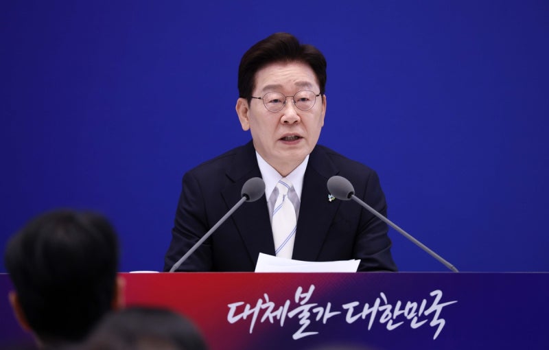 [속보] 李 “빚 갚는다고 잠재성장률 오르나”…초과세수 미래투자 강조