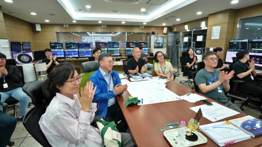 8일 대전에 위치한 한국항공우주연구원 정지궤도위성관제실에서 연구원들이 폐기기동 완료 후 박수를 치고 있다. 사진=항우연 제공