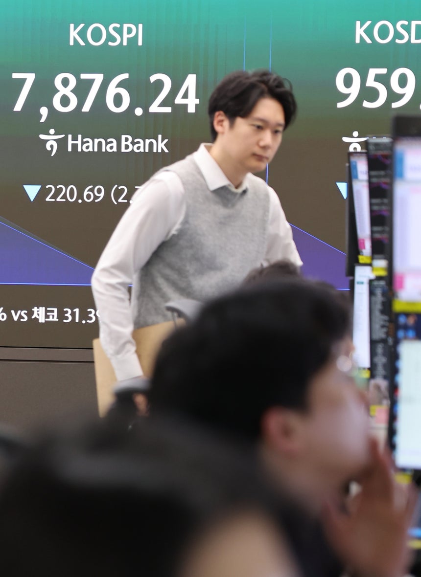 10일 서울 중구 하나은행 본점 딜링룸에서 직원들이 업무를 보고 있다. 연합뉴스