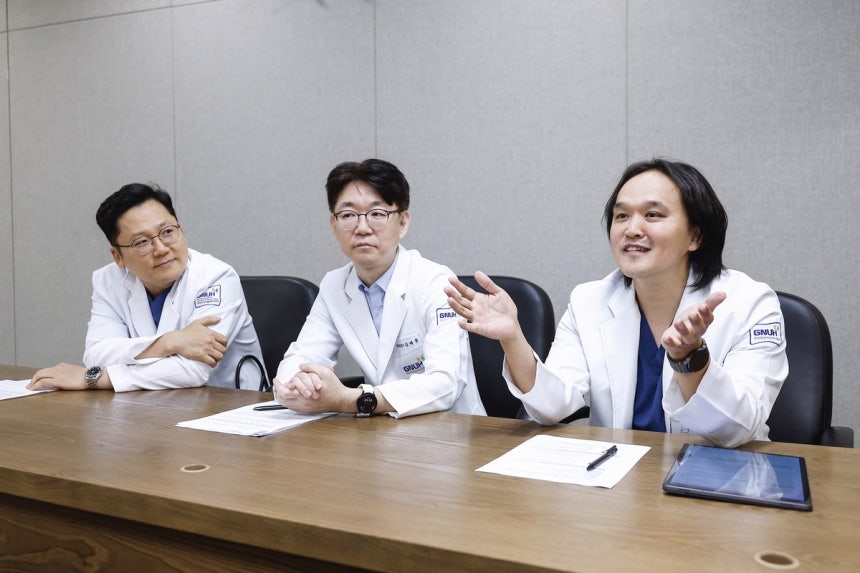 허만봉(왼쪽부터)·김태훈·허이레 창원경상국립대병원 호흡기알레르기내과 교수가 3세대 EGFR 표적항암제 도입 이후 폐암 치료 변화에 대해 설명하고 있다. 사진 제공=창원경상국립대병원