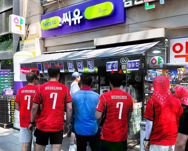 “<b>대한민국</b> 승리에 편의점도 웃었다”…광화문 거리응원에 매출 3.4배 늘...