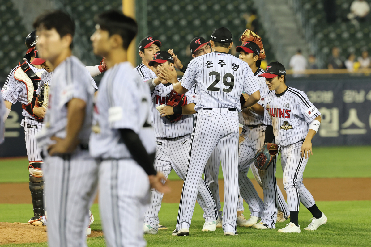 “이래서 1위” <b>40승 선착</b>한 <b>LG</b>…박해민은 KBO 최초, 리오스는 160.8 ‘...