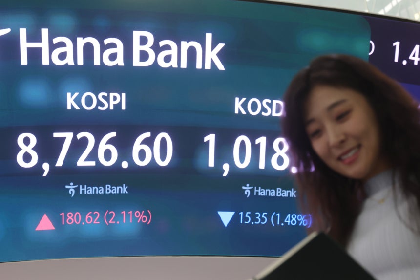 코스피가 상승세를 이어가며 8700선 초반에서 마감한 16일 서울 중구 하나은행 딜링룸에서 직원이 업무를 보고 있다.이날 코스피는 180.62포인트(2.11%) 오른 8,726.60으로 장을 마쳤다.연합뉴스
