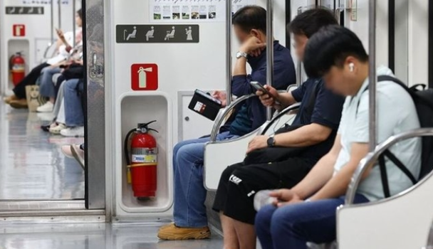 요즘 애들 참 이기적이네…“너무 시끄럽다” 지하철에서 들리는 소리 정체가