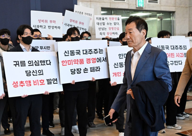 신동국 회장, 3000억 조달 타진…한미사이언스 주총 표대결 포석 [시...
