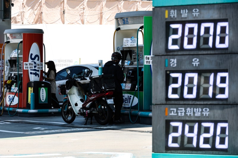 국제유가 30% 급락에도 기름값은 제자리…해상 운임도 고공행진