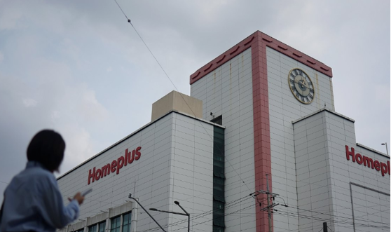 韓国人「ホームプラス、4ヶ月で2500人が退職…店も商品も『ガラガラ』」→「労組の夢が実現したね」