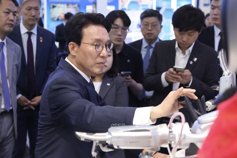 7년 만에 만난 韓中 <b>총리</b>...“한단계 높은 교류 해야”