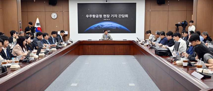 오태석 우주항공청장이 24일 경남 사천 우주항공청에서 열린 기자간담회에서 질문에 답변하고 있다. 사진=우주항공청 제공