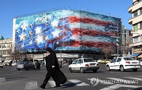 지난 1월 31일(현지시간) 이란 수도 테헤란의 거대한 반미 광고판 근처를 한 여성이 지나가고 있다./ EPA연합뉴스 자료사진