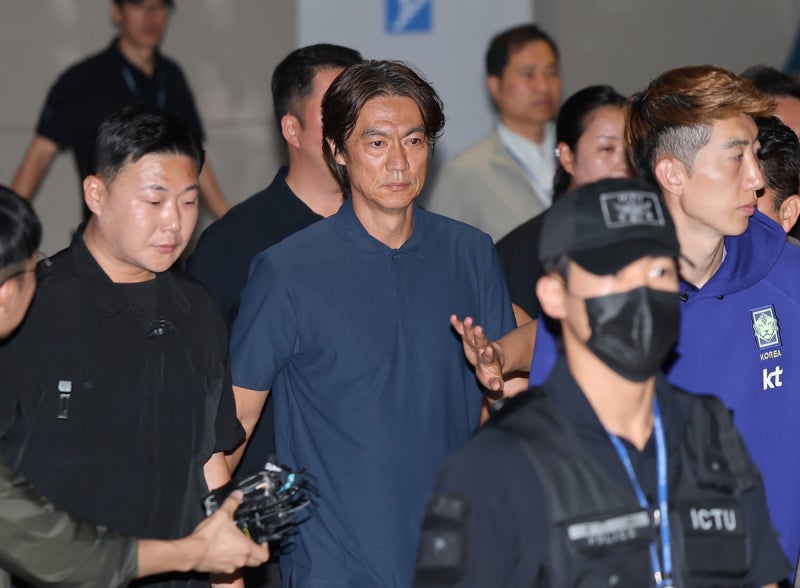 “홍명보 나가” 새벽 <b>공항</b>서 울려 퍼진 비판…홍명보호, <b>야유</b> 속 귀국