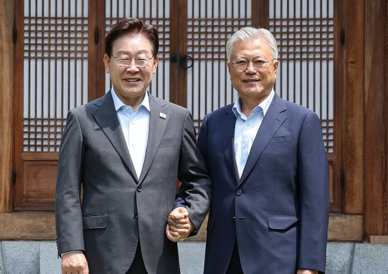 [속보]李대통령, 文과 오찬서 “모두를 위한 정치 해야…그러려면 내부 단합 중요”