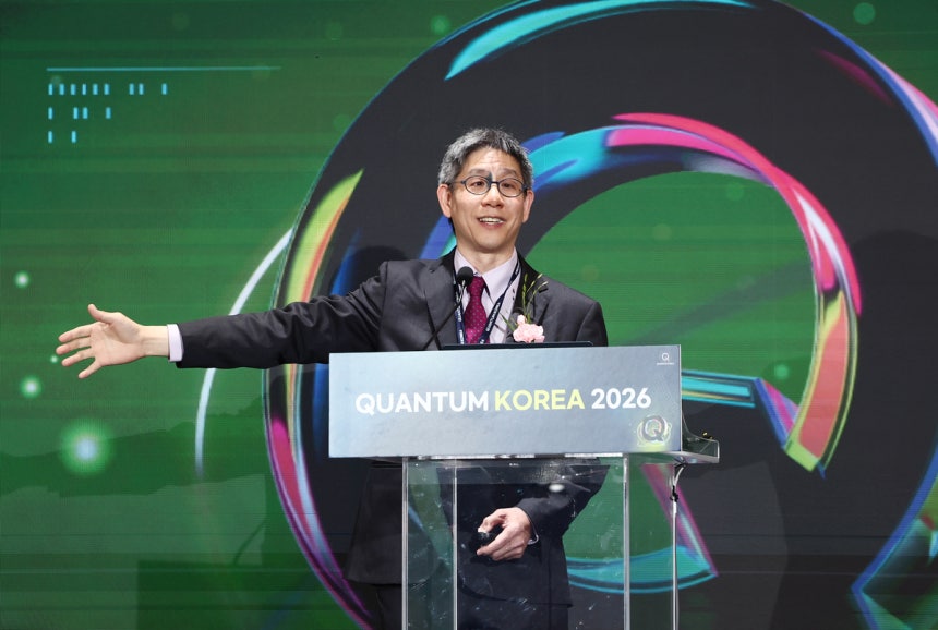 아이작 추앙 메사추세츠 공과대학교 전기공학 및 물리학과 교수가 2일 서울 동대문구 동대문디자인플라자(DDP)에서 열린 ‘퀀텀 코리아 2026’에서 강연하고 있다. 뉴스1