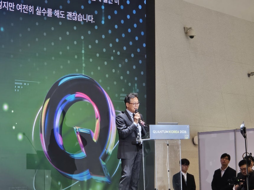 김명식 영국 임페리얼칼리지런던(ICL) 물리학과 교수가 2일 서울 동대문구 동대문디자인플라자(DDP)에서 열린 양자 과학기술 연구산업 축제 ‘퀀텀 코리아 2026’에서 강연하고 있다. 장형임 기자