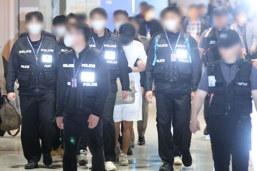 ‘마약왕’으로 불리는 박왕열에게 필로폰 등 마약류를 공급한 혐의를 받는 최 모씨가 태국으로부터 강제송환돼 인천국제공항 제2여객터미널에 도착하고 있다. 연합뉴스
