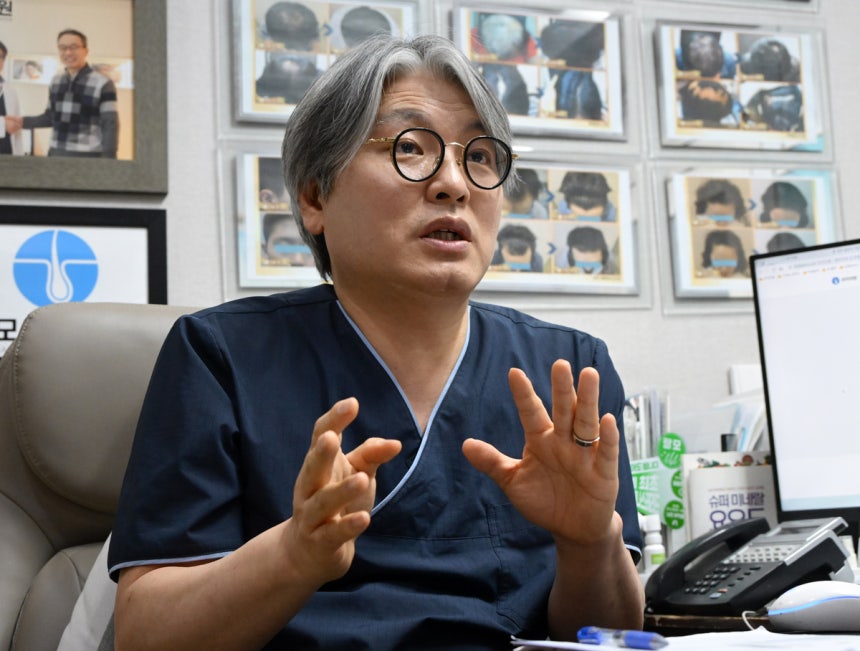 이상욱 대한탈모학회장이 최근 서울 강남구 모리의원 진료실에서 서울경제신문과 만나 탈모의 원인에 대해 설명하고 있다.성형주 기자