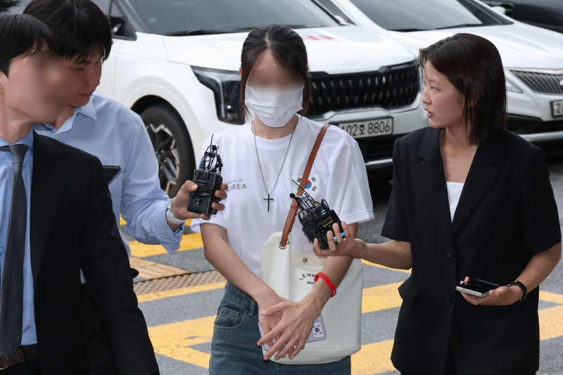 경찰 출석한 <b>올다르크</b> “민주주의 지키는 대가 필요하면 기꺼이 지불”