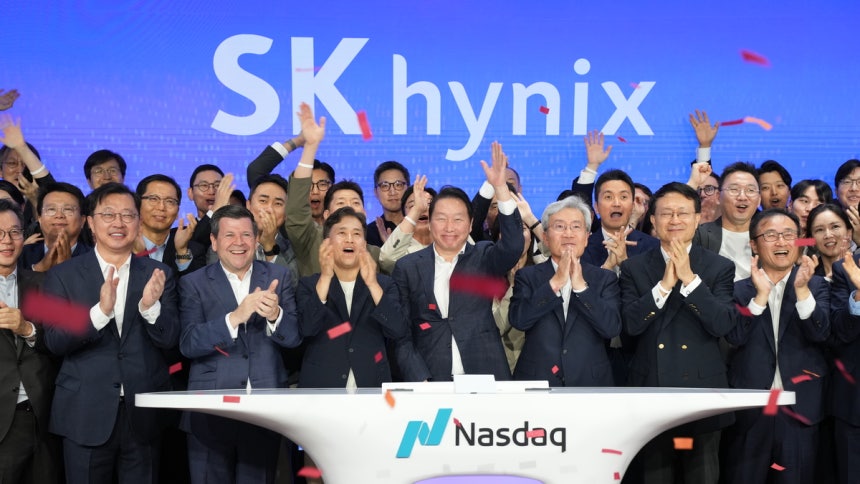 이달 10일 오전(현지 시간) 미국 뉴욕 나스닥 마켓사이트에서 열린‘오프닝 벨’행사에서 최태원 SK그룹(앞줄 가운데) 회장,<a href=