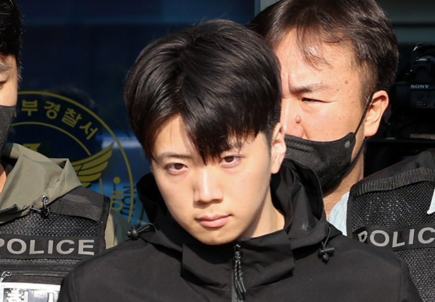 전남 광주시에서 여고생을 살해한 혐의를 받는 장윤기가 지난 5월 경찰에서 검찰로 송치되고 있다.연합뉴스